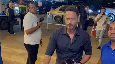  عزاء المخرج سامح عبد العزيز، حضور كثيف لنجوم الفن |فيديو