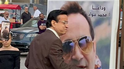 حلمي عبدالباقي يدخل في نوبة بكاء أثناء عزاء المطرب محمد عواد |فيديو