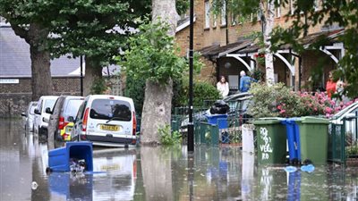 لندن تغرق في شبر مية، كسر ماسورة يشل حياة آلاف السكان (صور وفيديو) 