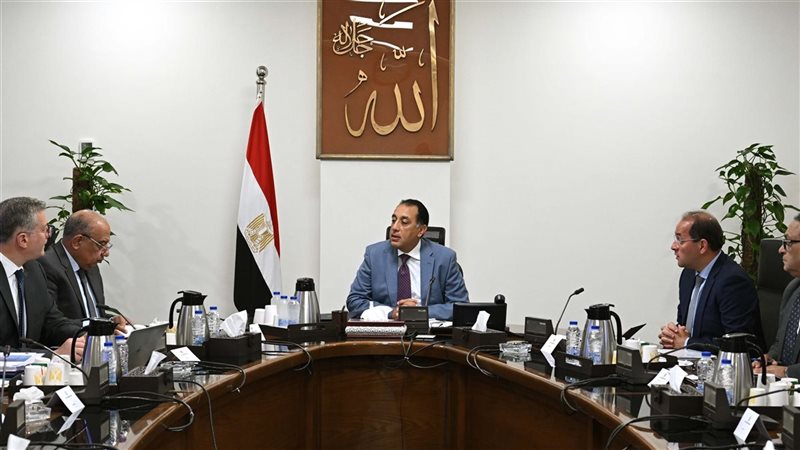 رئيس الوزراء يتابع