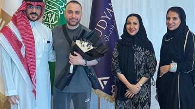 حسام حبيب يصل السعودية استعدادًا لحفله الأول بموسم جدة.. استقبال بالورود