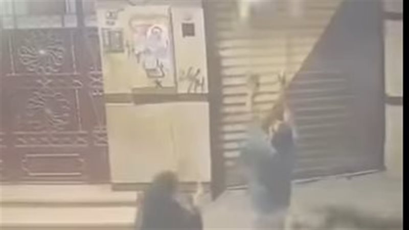 فيديو لحظة سقوط طفل