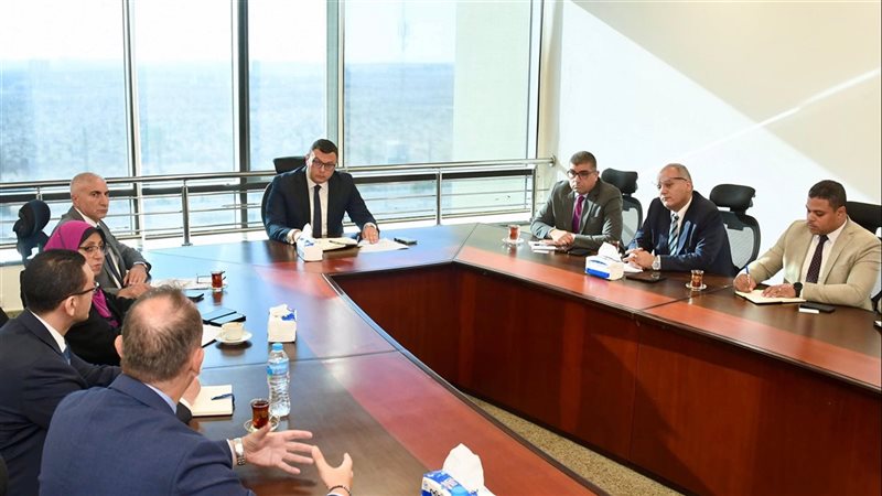 وزير الإسكان يلتقي