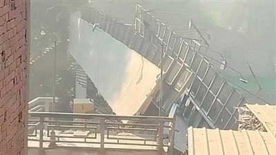 الدفع بأوناش المرور لرفع السيارة المتسببة في حادث كوبري مشاه بطوخ