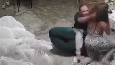 فيديو هدير عبد الرازق الجديد، البلوجر تتسلق سور فيلا طليقها