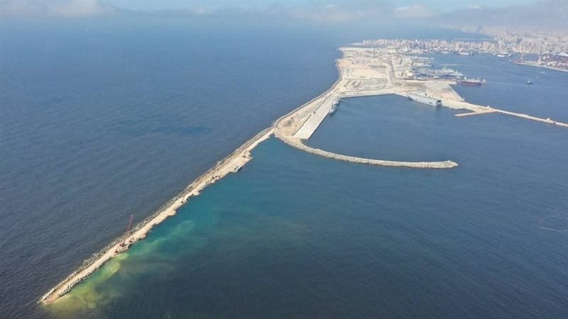 حواجز أمواج ميناء