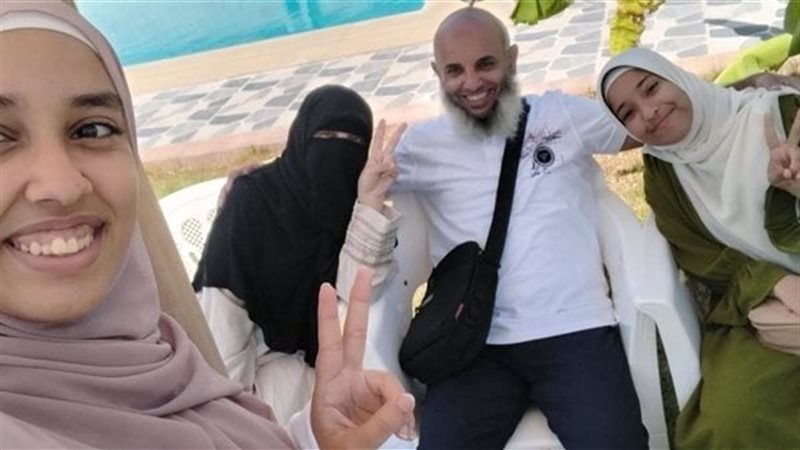 الأب مع الفتيات الثلاثة