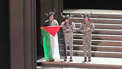 فنان بريطاني يرفع العلم الفلسطيني على مسرح دار الأوبرا الملكية ويثير أزمة (فيديو)