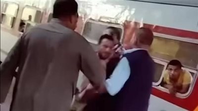 بألفاظ خارجة، كمسري يعتدي على طالب بكلية الطب بسبب الاشتراك (فيديو)