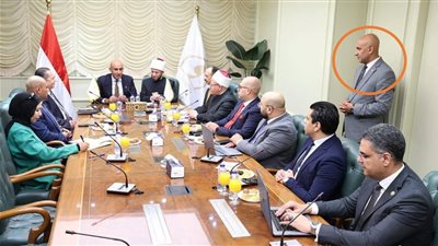 شبيه وزير التعليم يثير الجدل في 