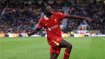 هل ينجح ليفربول في الإبقاء علي مدافع الفريق كوناتي؟