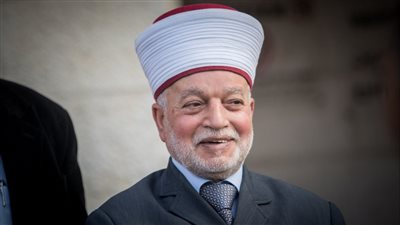 قوات الاحتلال تعتقل مفتي القدس من داخل باحات المسجد الأقصى