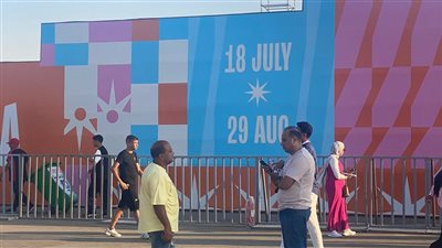 حفل تامر حسني في مهرجان العلمين 2025، الجمهور يتوافد قبل ساعتين من الموعد (صور) 