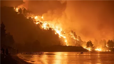 آخر أخبار حرائق اليونان اليوم، أثينا تواجه نيران مدمرة وموجة حر حارقة