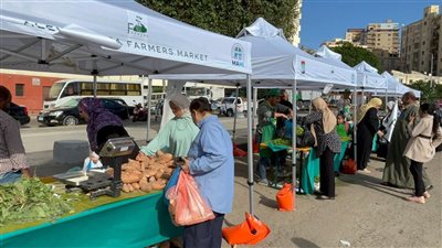 وزير التموين يفتتح سوق 