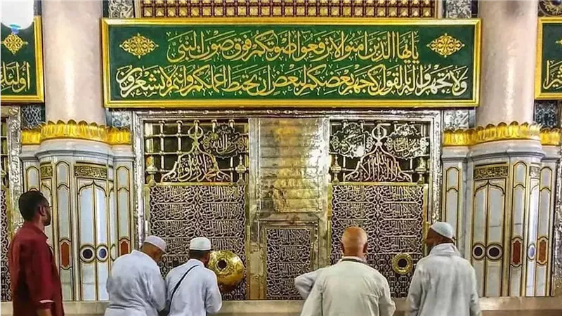 غسل النبي وتكفينه