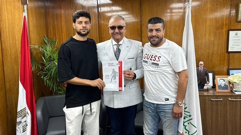 مصطفى شلبي يوقع للبنك