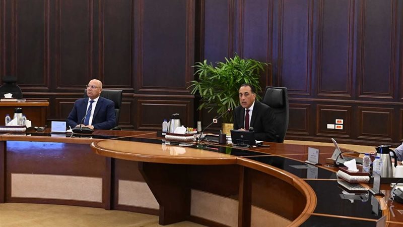 رئيس الوزراء والفريق