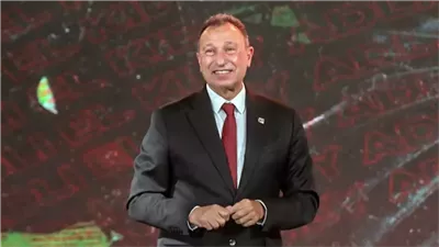 محمود الخطيب يعود إلى القاهرة بعد رحلته العلاجية في باريس