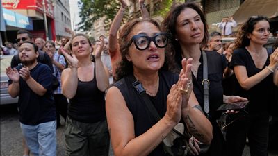 جنازة زياد الرحباني.. بدأت بصمود فيروز وانحناء ماجدة الرومي وتصفيق شعبي انتهي بوسام رسمي (صور) 