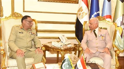 وزير الدفاع يلتقي رئيس هيئة الأركان المشتركة الباكستانية (صور)