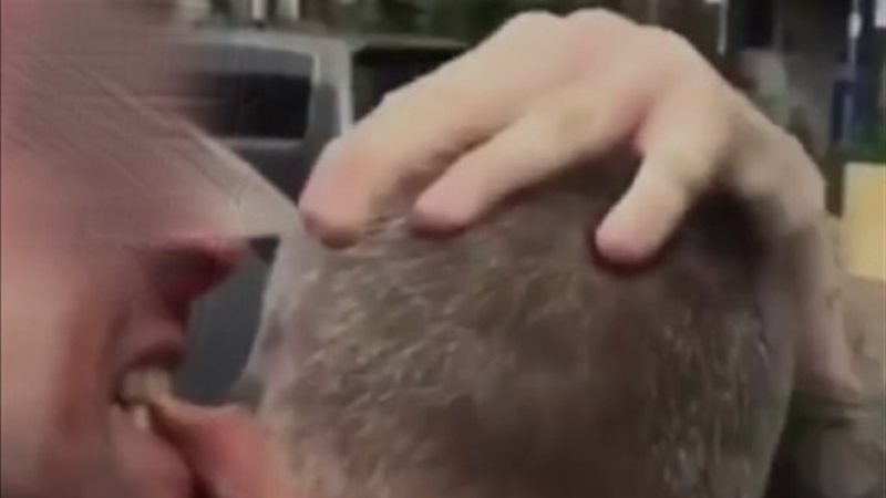 سوري يقضم أذن سائح