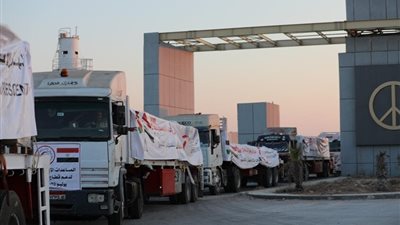 «زاد العزة.. من مصر لغزة»، الهلال الأحمر المصري يرسل القافلة الرابعة للقطاع (صور)