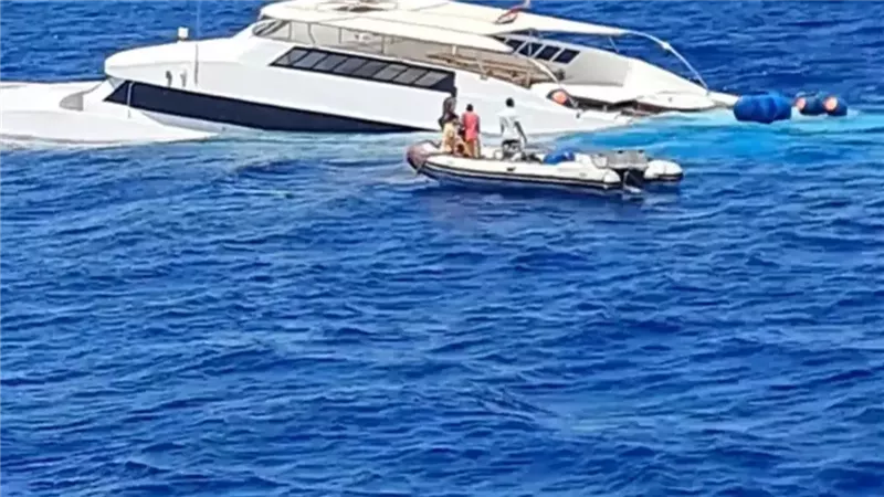 إنقاذ 36 سائحًا من