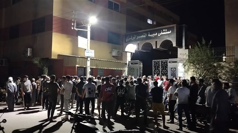 تجمع الأهالي أمام