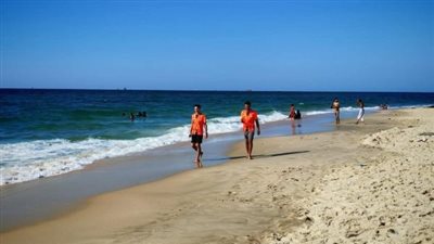 إنقاذ 18 شخصًا بيوم واحد.. انتشار مكثف لفرق الإنقاذ على شاطئ العريش 