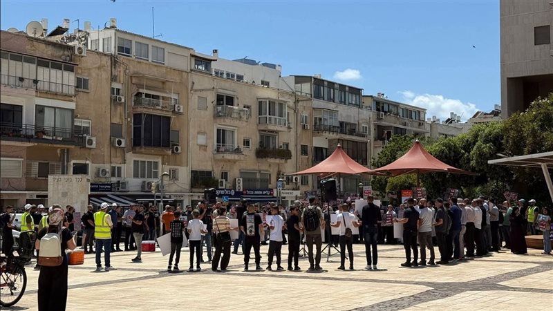 التظاهرات أمام السفارة