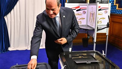 انتخابات مجلس الشيوخ 2025، لحظة إدلاء الرئيس السيسي بصوته بمصر الجديدة (صور)