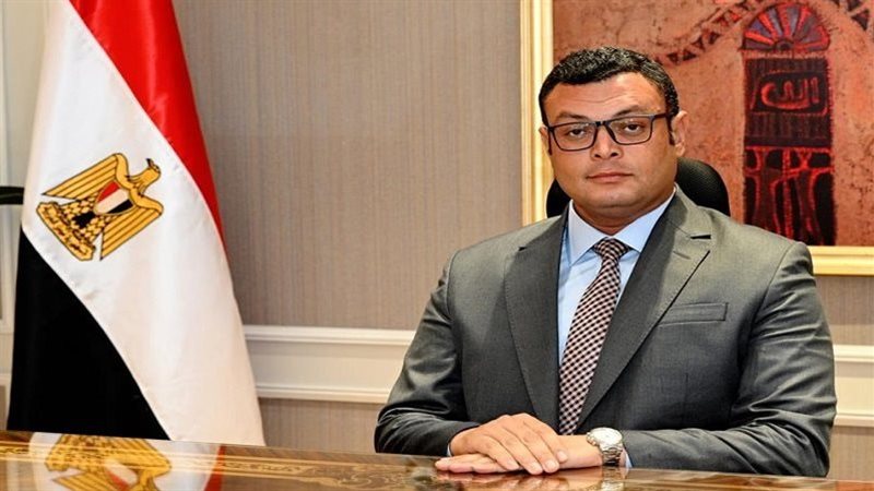 وزير الاسكان يجري
