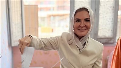 بالحجاب، الدكتورة سحر نصر تدلي بصوتها في انتخابات مجلس الشيوخ 2025