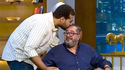 نجل الفنان طارق عبد العزيز يحيي ذكرى ميلاده بفيديو يجمعه بعامر منيب