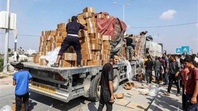 سقوط 20 شهيدًا وعدد من الجرحى انقلبت عليهم شاحنة مساعدات بغزة 