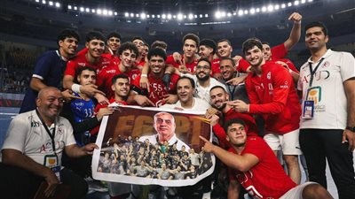 لقطة اليوم.. لاعبو منتخب مصر يحتفلون بالفوز على كوريا مع صورة طارق محروس