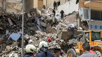 مصرع وإصابة 4 أشخاص، في انهيار عقار بالبراجيل وفصل الغاز والكهرباء تفاديا لحدوث كارثة