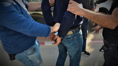 تحت تهديد السلاح الأبيض.. بلطجي يقتحم منزل مسن ويجبره على بيع بيته