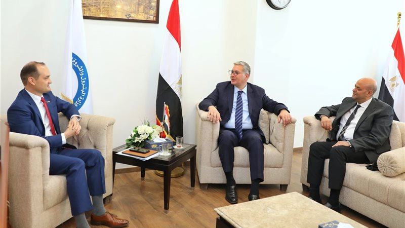 وزير البترول يلتقي