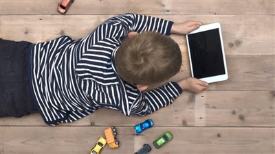 أضرار الشاشات والايباد على الأطفال، دراسة حديثة تكشف مفاجأة