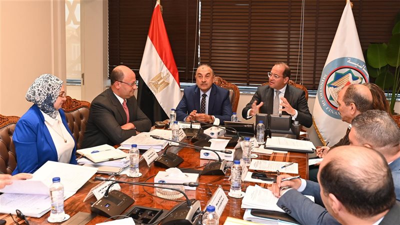 وزيرا المالية وقطاع