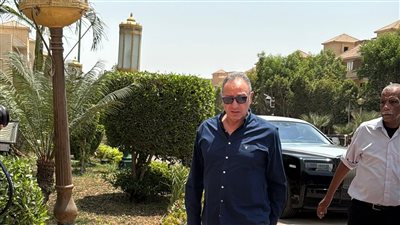 محمود الخطيب وأسامة حسني أول الحاضرين لجنازة والد العامري فاروق (صور)