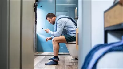 احذر، استخدام الهاتف أثناء الحمام يزيد من خطر إصابتك بالبواسير