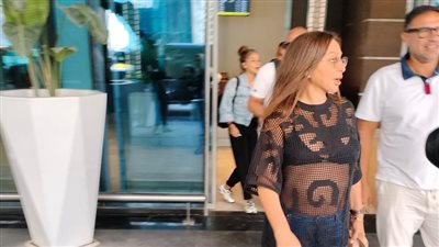 بملابس ملفتة، إليسا تصل مطار القاهرة استعدادا لحفلها بالساحل الشمالي (صور)