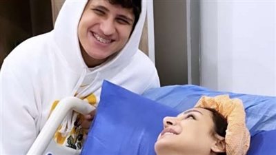 أنغام على سريرها رفقة أصدقائها بالمستشفى (فيديو)