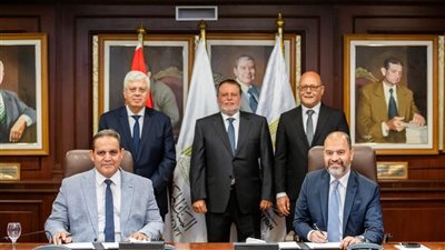 جامعتا «القاهرة» و«سوهاج» توقعان اتفاقيتان بشأن بكالوريوس العلوم المصرفية