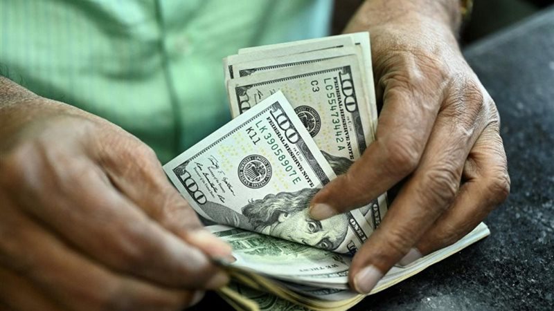 أسباب تراجع سعر الدولار