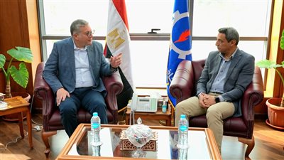 وزير البترول  لعمال معامل التكرير بالسويس: عايزين نوصل بطاقة الإنتاج لـ 100%  