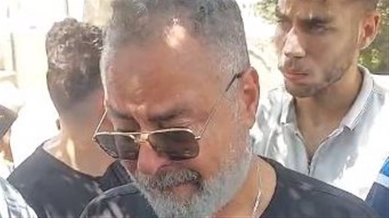 بدموع الفقدان، الفنان